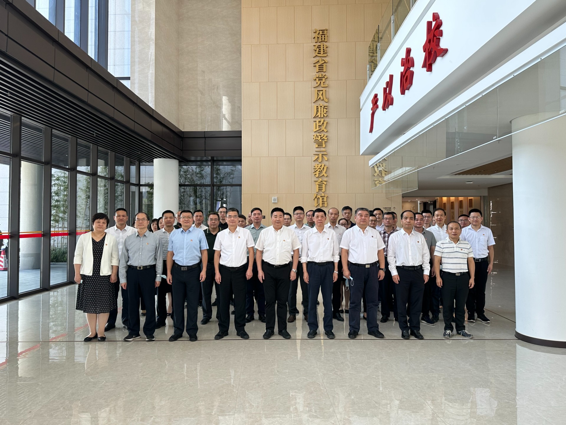 參觀學(xué)習(xí)廉政警示教育館.jpg